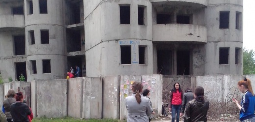В Макеевке школьник упал с пятого этажа заброшенного недостроя