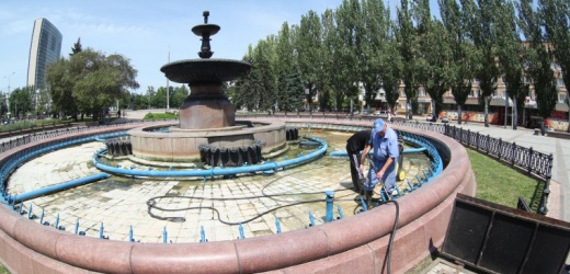 В центре Донецка чистят фонтаны