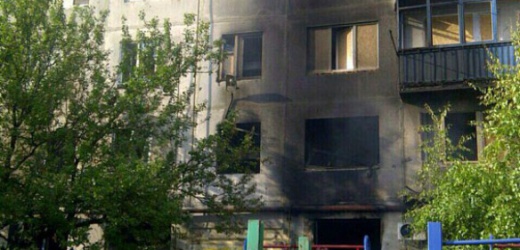 В Красногоровке из-за попадания снаряда горит многоэтажка