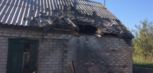 Окраины Горловки подверглись обстрелу, поврежден дом