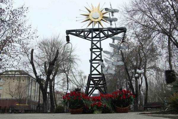 В Донецке открыт памятник энергетикам, погибшим от обстрелов во время работы