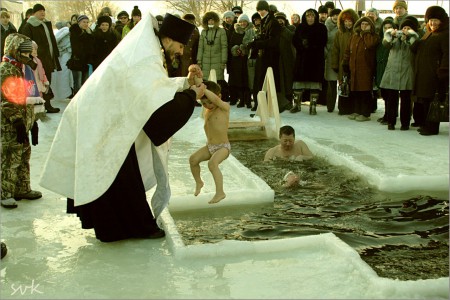 Крещение и православные традиции окунания и купание в проруби