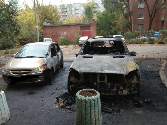 В Донецке на проспекте Ильича сгорели два автомобиля