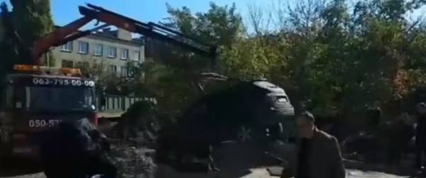 В Донецке автомобиль влетел в разрытую коммунальщиками яму