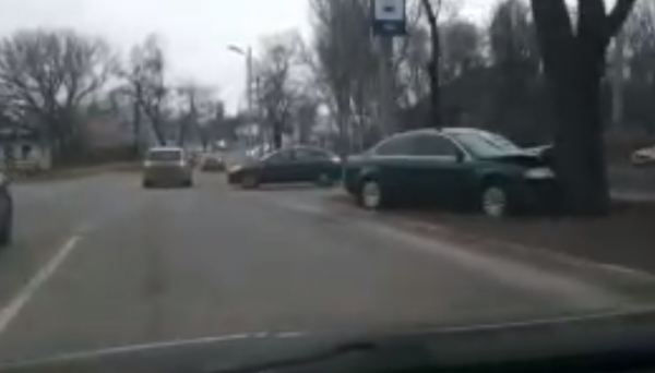 В Донецке один автомобиль врезался в столб, еще один – в дерево