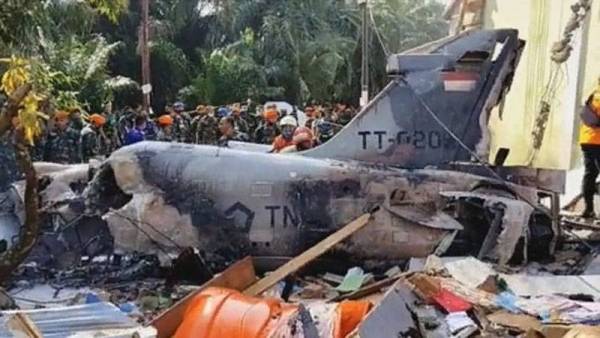 Самолёт ВВС Индонезии упал на жилой квартал