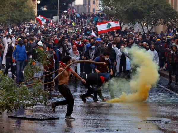 Бейрут охватили беспорядки: более 700 человек пострадали, полиция разогнала протестующих