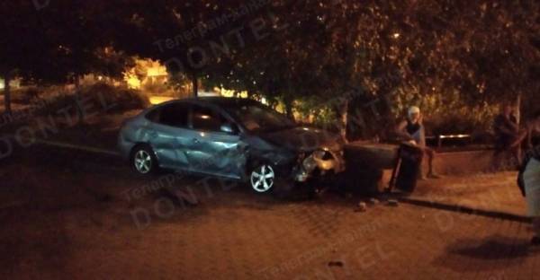 В Донецке легковое авто на скорости врезалось в скамейку с людьми
