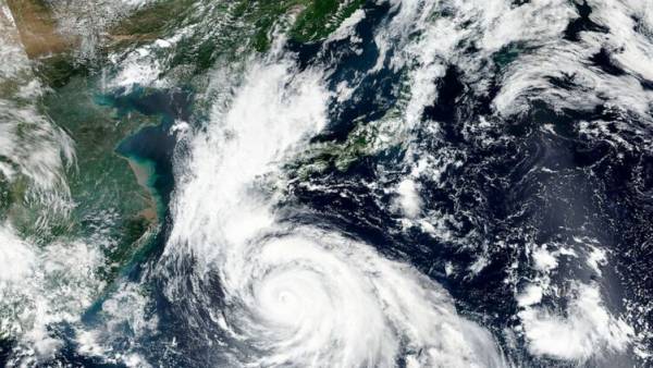 Самый мощный в этом году тайфун обрушил ураган и ливень на Японию и уже подбирается к Южной Корее