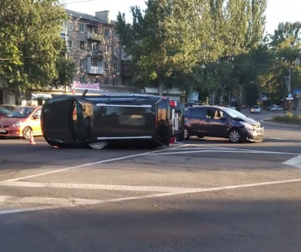 В Донецке после столкновения перевернулся джип