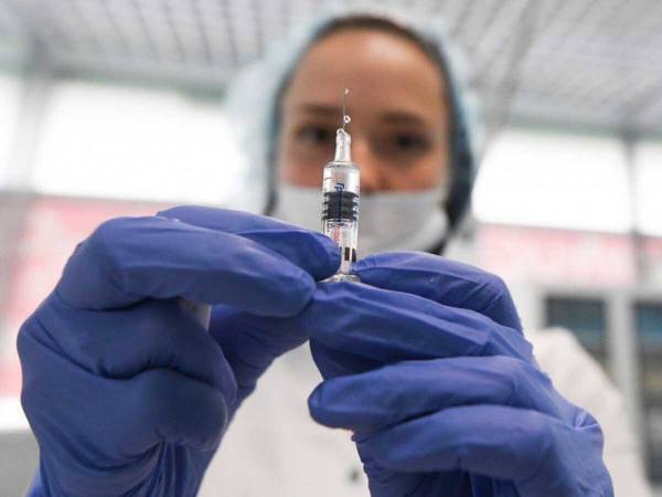 Вирусолог назвала группу людей, которым не поможет вакцина от COVID-19