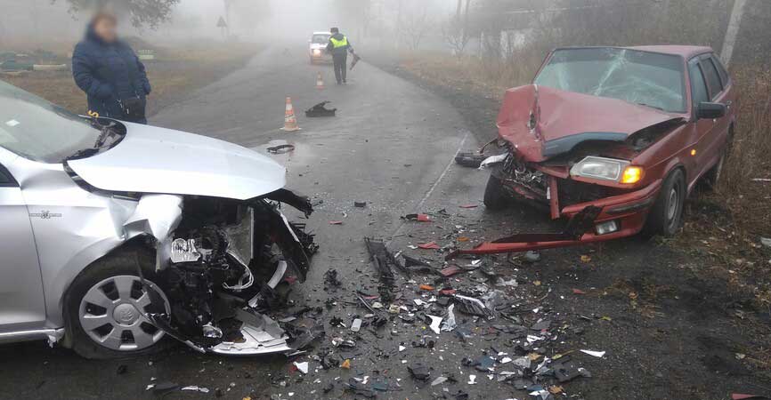 Вблизи села Шевченко автомобиль выехал на встречку, пострадал водитель