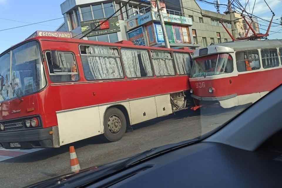 Авария в центре Донецка: трамвай маршрута №1 столкнулся с «Икарусом», который ехал в Ростов