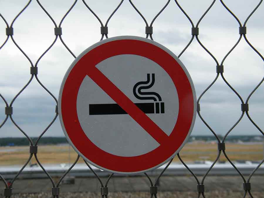 Дончанам припомнили об зонах, там где табакокурение воспрещено