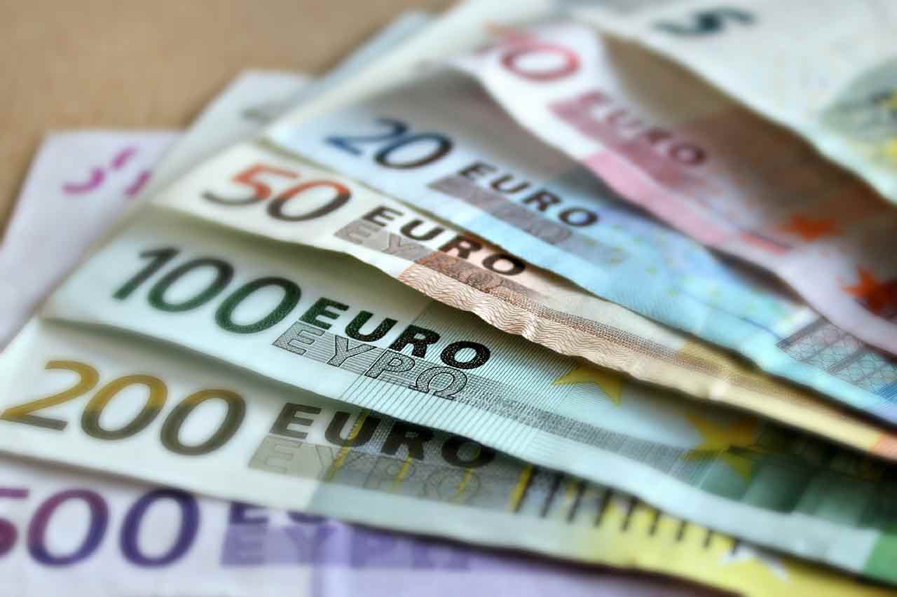 Где можно выгодно продать евро?