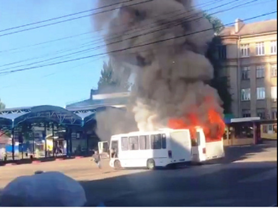 На Крытом Рынке в Донецке сгорели 2 микроавтобуса