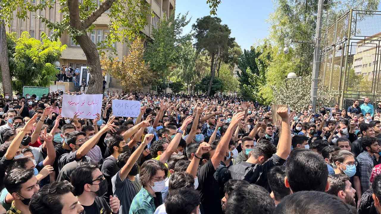 Массовые протесты охватили Иран из-за смерти женщины, задержанной полицией нравов