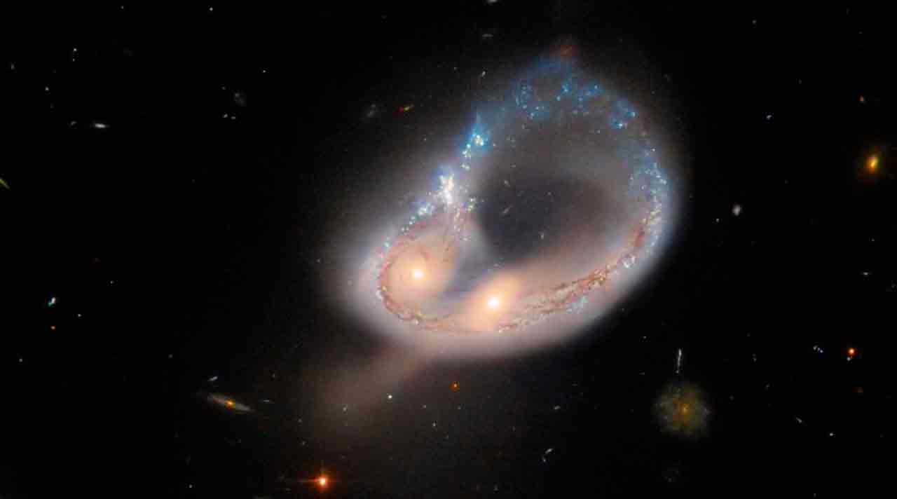 Телескоп Хаббл сделал уникальное изображение столкновения двух галактик
