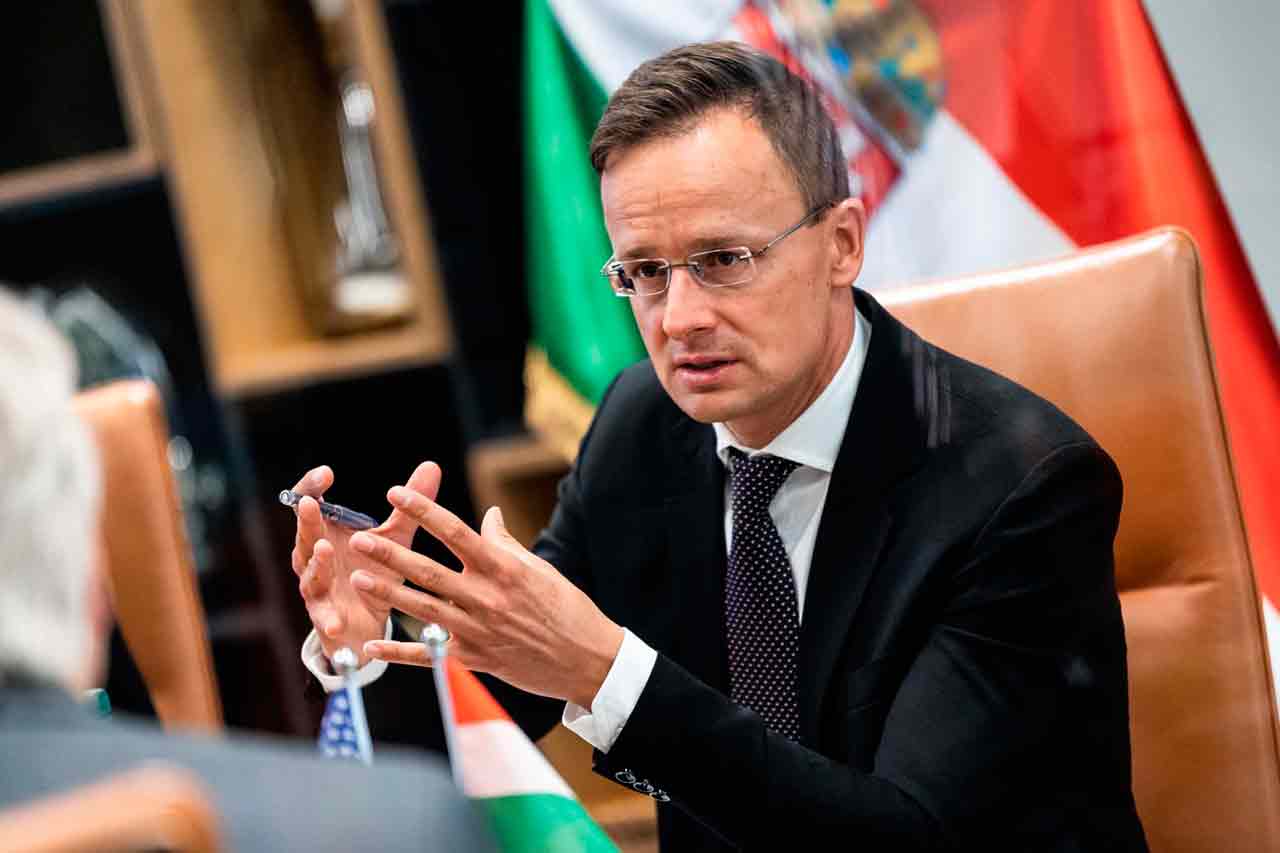 Глава МИД Венгрии Петер Сийярто выступает за мир между Украиной и Россией