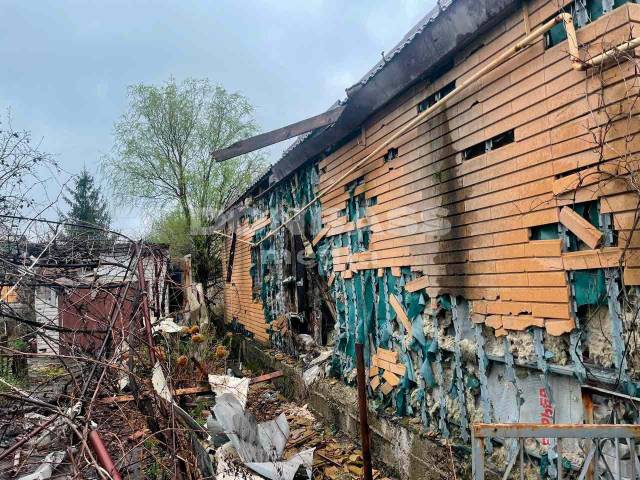 Последствия утреннего обстрела донецкого поселка Октябрьский, где ранение получил мирный житель