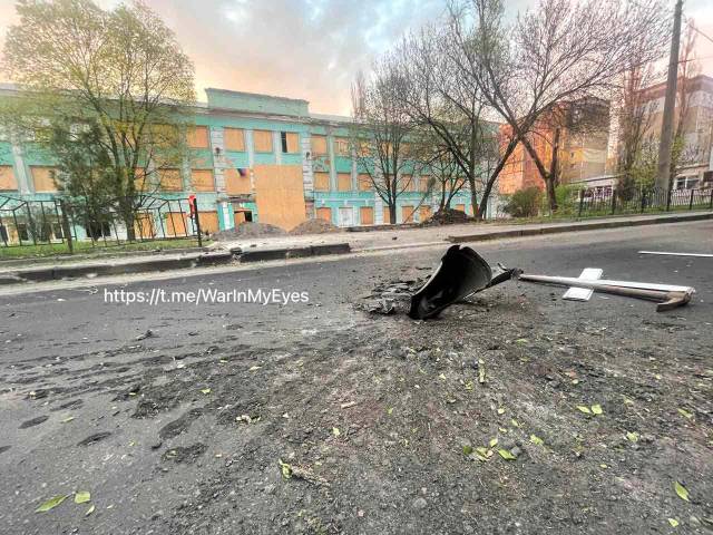 Последствия обстрела возле школы №22 в центре Донецка