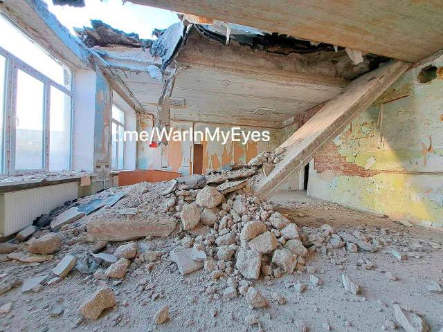 Последствия обстрела школы №41 в Куйбышевском районе Донецка