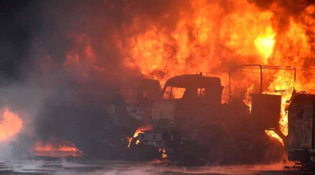 Ночной обстрел Макеевки, горит нефтебаза