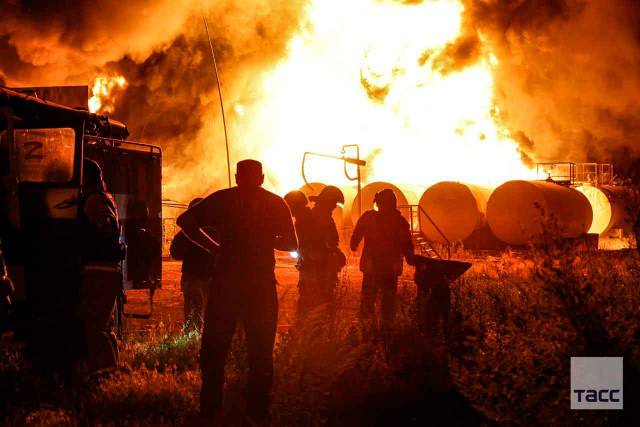 Ночной обстрел Макеевки, горит нефтебаза