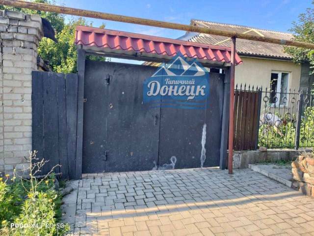 Последствия обстрела на ул. Глиэра в Киевском районе Донецка