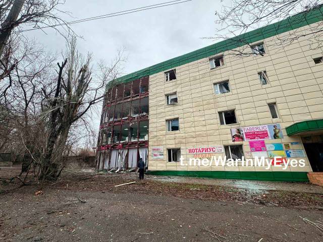 Последствия прилета 155 мм снаряда в Ленинском районе Донецка