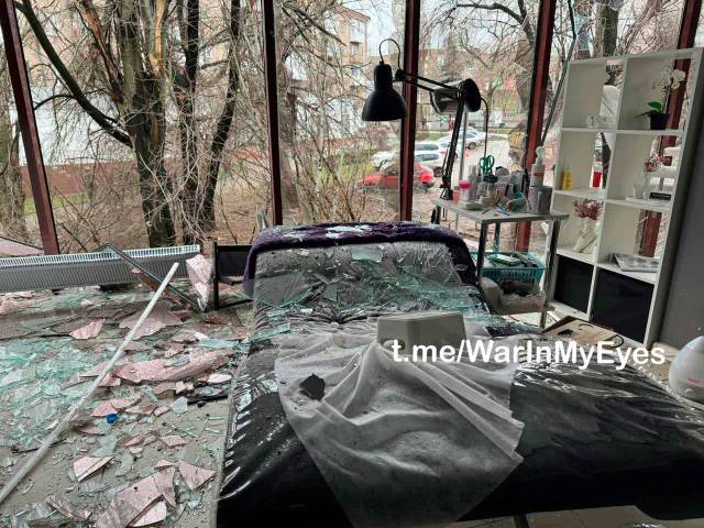 Последствия прилета 155 мм снаряда в Ленинском районе Донецка