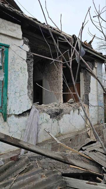 ул. Хлебозаводская, 23 (Никитовский район Горловки), поврежденный в результате прямого попадания снаряда