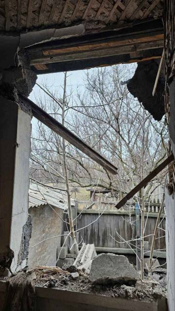 ул. Хлебозаводская, 23 (Никитовский район Горловки), поврежденный в результате прямого попадания снаряда