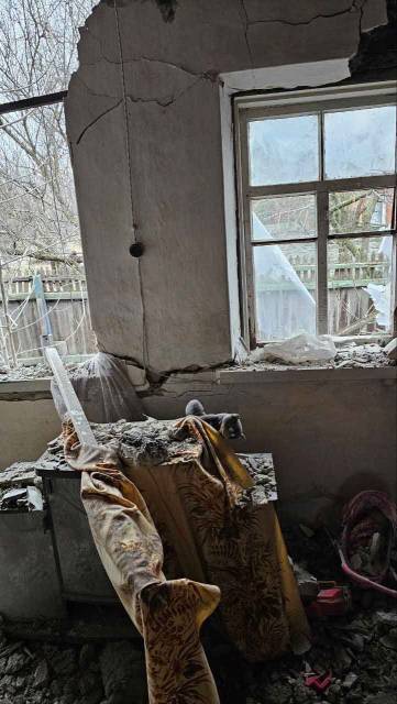 ул. Хлебозаводская, 23 (Никитовский район Горловки), поврежденный в результате прямого попадания снаряда