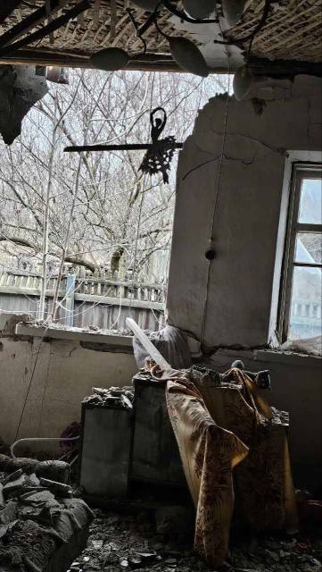 ул. Хлебозаводская, 23 (Никитовский район Горловки), поврежденный в результате прямого попадания снаряда