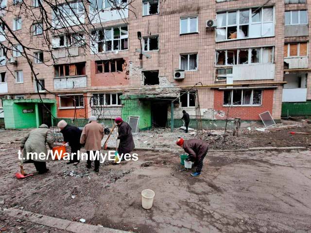 Киевский район Донецка, последствия прилета во двор жилой многоэтажки по проспекту Партизанскому