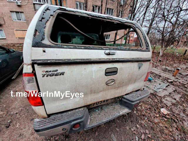 Киевский район Донецка, последствия прилета во двор жилой многоэтажки по проспекту Партизанскому
